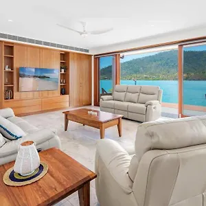 14 The Cove - Waterfront Whitsunday Holiday home